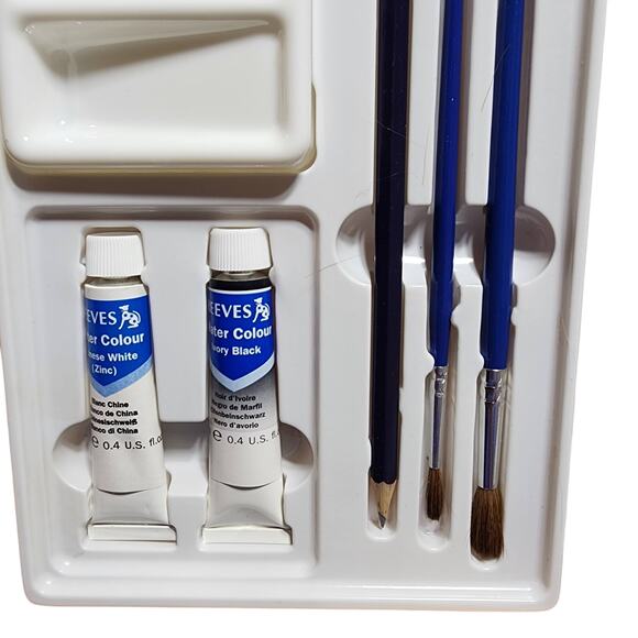 Reeves Paint Set in Wood Box - Picture 3 of 6